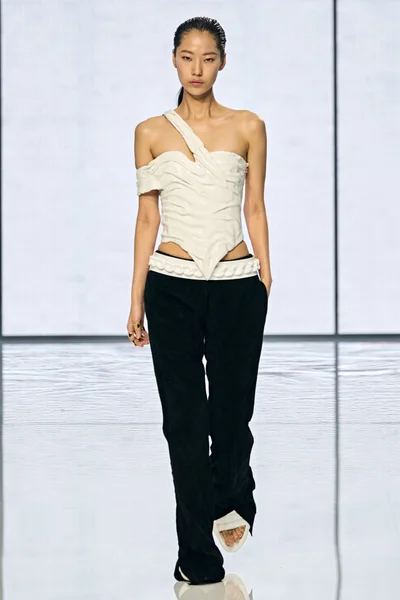 Look 16